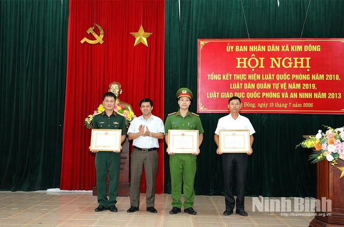 Đồng chí Hoàng Trọng Lễ, Bí thư Đảng ủy xã Kim Đông trao Giấy khen cho các tập thể, cá nhân có thành tích tiêu biểu trong thực hiện các Luật về quốc phòng, an ninh.