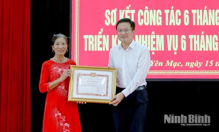 Lãnh đạo Đảng ủy xã trao Bằng khen của Ban Chấp hành Đảng bộ tỉnh cho đảng viên Tống Thị Thanh có thành tích “Hoàn thành xuất sắc nhiệm vụ 5 năm liền” (2021- 2025).