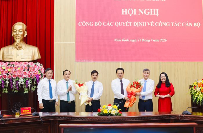 Đồng chí Phạm Duy Hưng, Ủy viên Ban Thường vụ Tỉnh ủy, Chánh Văn phòng Tỉnh ủy cùng lãnh đạo Văn phòng Tỉnh ủy tặng hoa chúc mừng hai đồng chí nhận nhiệm vụ mới.