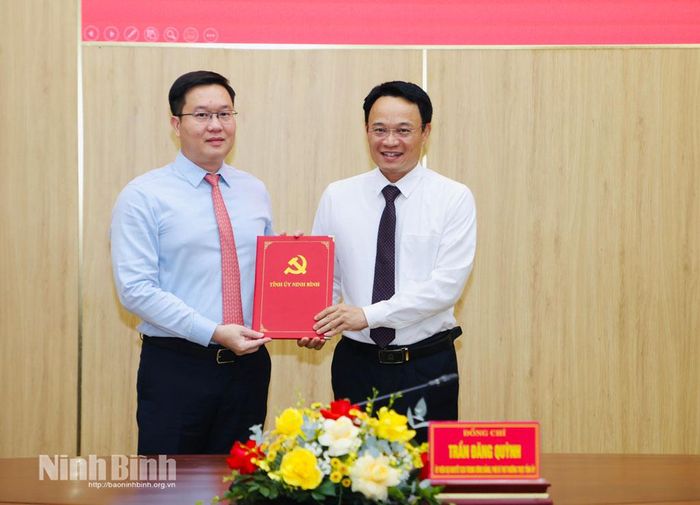 Đồng chí Trần Đăng Quỳnh, Ủy viên Dự khuyết Trung ương Đảng, Phó Bí thư Thường trực Tỉnh ủy trao Quyết định cho đồng chí Phạm Thành Trung.