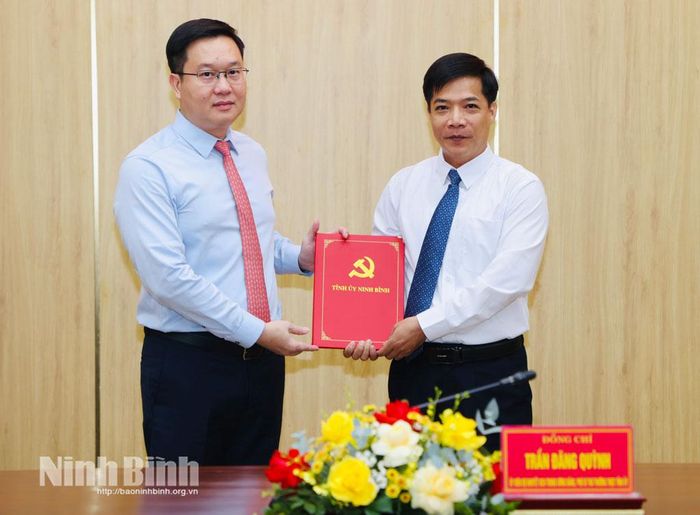 Đồng chí Trần Đăng Quỳnh, Ủy viên Dự khuyết Trung ương Đảng, Phó Bí thư Thường trực Tỉnh ủy trao Quyết định cho đồng chí Đoàn Văn Thọ.