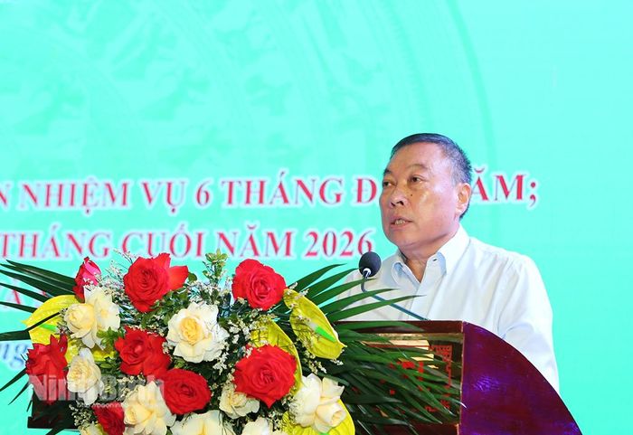 Đồng chí Đinh Văn Tiên, Ủy viên Ban Thường vụ Tỉnh ủy, Giám đốc Sở Nông nghiệp và Môi trường phát biểu tại hội nghị.