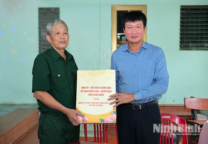 Đồng chí Trần Huy Tuấn, Ủy viên Trung ương Đảng, Bí thư Tỉnh ủy thăm, tặng quà gia đình bệnh binh Hà Thanh Sơn ở thôn Lạc Hồng, xã Gia Hưng.