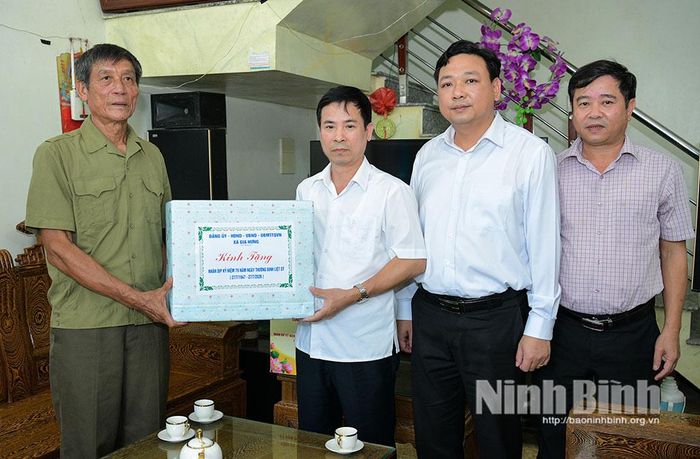 Thường trực Đảng ủy xã Gia Hưng tặng quà gia đình bệnh binh Nguyễn Hữu Xinh ở thôn Kính Chúc, xã Gia Hưng.