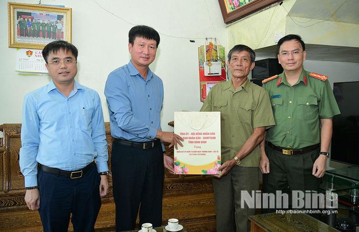 Đồng chí Trần Huy Tuấn, Ủy viên Trung ương Đảng, Bí thư Tỉnh ủy thăm, tặng quà gia đình bệnh binh Nguyễn Hữu Xinh ở thôn Kính Chúc, xã Gia Hưng.