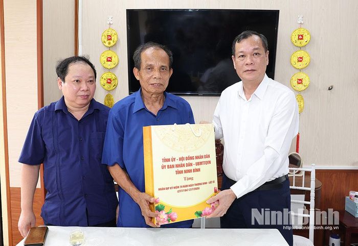 Đồng chí Lê Quốc Chỉnh, Phó Bí thư Tỉnh ủy, Chủ tịch HĐND tỉnh và đoàn công tác thăm, tặng quà ông Cao Văn Biền, là người hoạt động kháng chiến bị nhiễm chất độc hóa học, trú tại thôn Xuân Thành.