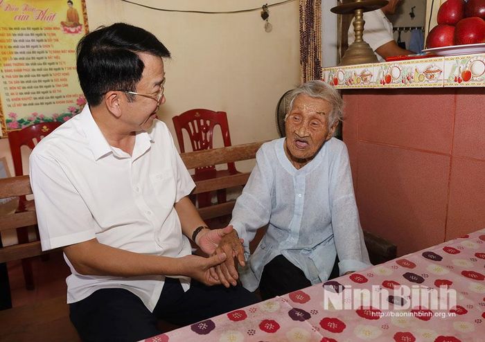 Đồng chí Nguyễn Thanh Bình, Phó Bí thư Tỉnh ủy, Chủ tịch UBND tỉnh thăm, tặng quà Mẹ Việt Nam anh hùng Trần Thị Sách, ở tổ dân phố 11, phường Phủ Lý.