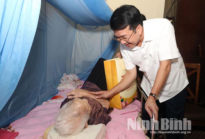 Đồng chí Nguyễn Thanh Bình, Phó Bí thư Tỉnh ủy, Chủ tịch UBND tỉnh thăm, tặng quà Mẹ Việt Nam anh hùng Vũ Thị Hân, ở tổ dân phố số 2, phường Phủ Lý.