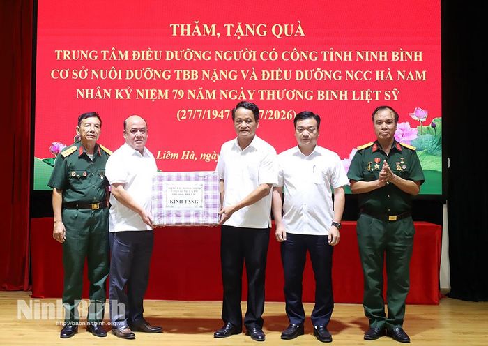 Đồng chí Đào Đình Tùng, Ủy viên Ban Thường vụ Tỉnh ủy, Bí thư Đảng ủy, Chủ tịch HĐND phường Phủ Lý tặng quà Cơ sở Nuôi dưỡng thương, bệnh binh nặng và điều dưỡng người có công Hà Nam (xã Liêm Hà).