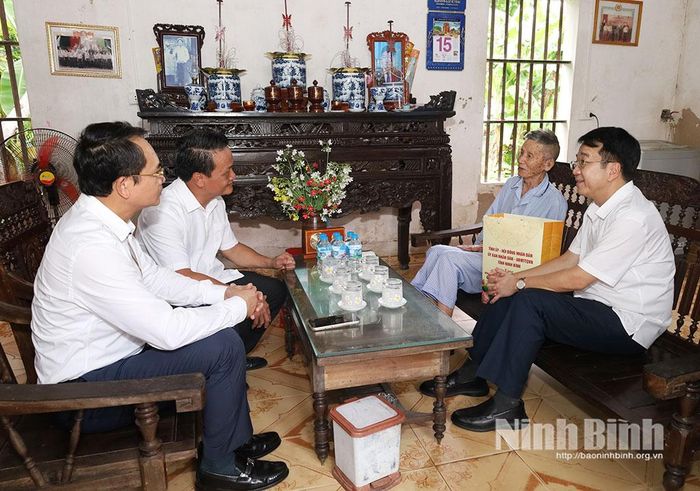 Đồng chí Nguyễn Thanh Bình, Phó Bí thư Tỉnh ủy, Chủ tịch UBND tỉnh và đoàn công tác thăm, tặng quà ông Phạm Văn Phúc, người hoạt động kháng chiến bị nhiễm chất độc hóa học ở tổ dân phố 12, phường Phủ Lý.