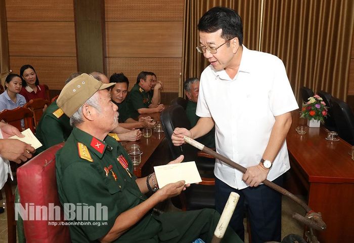 Đồng chí Nguyễn Thanh Bình, Phó Bí thư Tỉnh ủy, Chủ tịch UBND tỉnh thăm hỏi, tặng quà các thương, bệnh binh tại Cơ sở Nuôi dưỡng thương, bệnh binh nặng và điều dưỡng người có công Hà Nam (xã Liêm Hà).