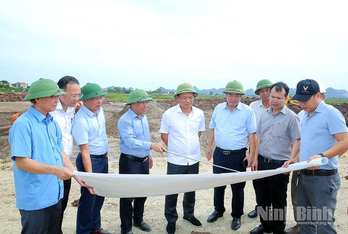 Đồng chí Phó Chủ tịch UBND tỉnh Nguyễn Cao Sơn kiểm tra tiến độ thực hiện dự án tại đoạn đi qua xã Lai Thành.