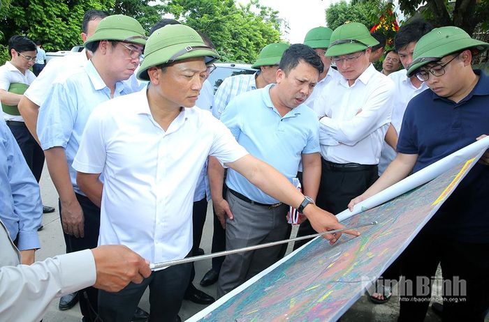 Đồng chí Phó Chủ tịch UBND tỉnh Nguyễn Cao Sơn kiểm tra tiến độ thực hiện dự án tại vị trí đường tỉnh ĐT.480E (đoạn qua xã Yên Mạc).