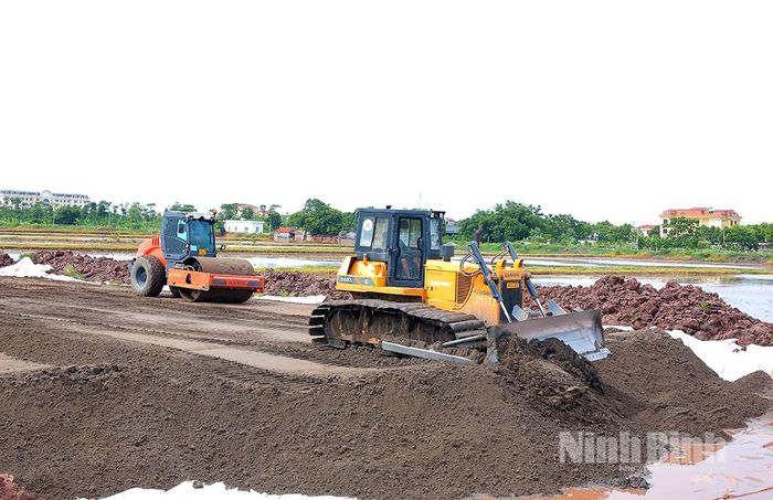 Nhà thầu đang đẩy nhanh tiến độ thi công dự án (đoạn tại xã Lai Thành).