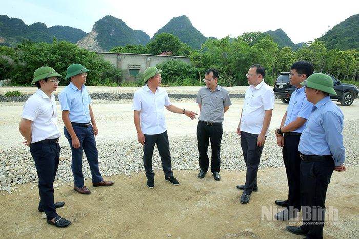 Đoàn kiểm tra tiến độ thực hiện dự án tại đoạn đi qua phường Trung Sơn.