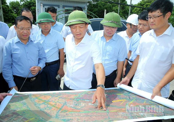 Đồng chí Phó Chủ tịch UBND tỉnh Nguyễn Cao Sơn kiểm tra tiến độ thực hiện dự án tại khu vực Xóm 11A, xã Định Hóa.