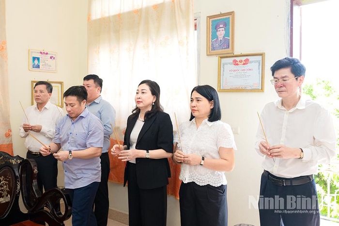 Đoàn công tác thắp hương tưởng nhớ công lao và sự hy sinh của Liệt sĩ Đỗ Tiến Dĩnh.