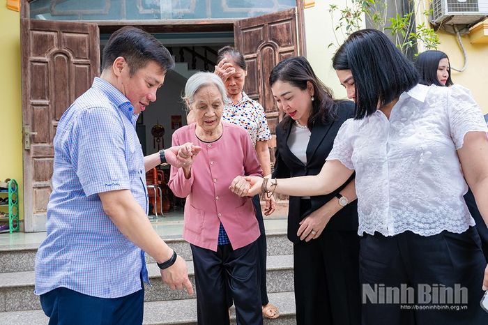 Đoàn công tác thăm hỏi tình hình sức khỏe, đời sống, động viên gia đình Liệt sĩ Đỗ Tiến Dĩnh.