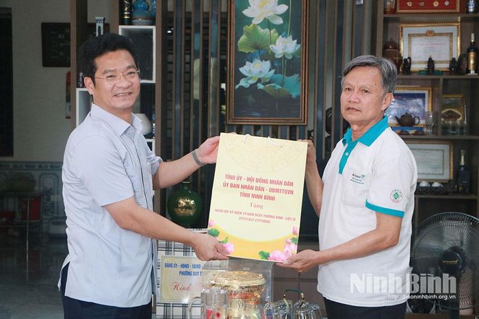 Đồng chí Trần Anh Dũng, Ủy viên Ban Thường vụ Tỉnh ủy, Phó Chủ tịch UBND tỉnh trao quà cho gia đình bệnh binh Trần Thành Lên ở tổ dân phố Thận Tu. Ảnh: Phùng Thống