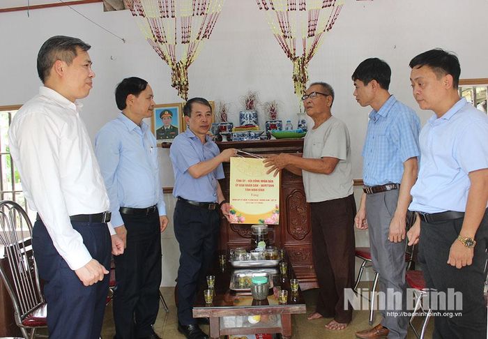 Đồng chí Bùi Hoàng Hà, Ủy viên Ban Thường vụ Tỉnh ủy, Phó Chủ tịch Thường trực HĐND tỉnh thăm, tặng quà bệnh binh Nguyễn Ngọc Tuấn, ở thôn Tiền Tiến. Ảnh: Minh Thuận