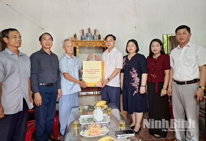 Đồng chí Nguyễn Anh Chức, Ủy viên Ban Thường vụ Tỉnh ủy, Phó Chủ tịch UBND tỉnh thăm, tặng quà gia đình ông Vũ Công Dần, ở thôn Hổ Sơn, là người hoạt động kháng chiến bị nhiễm chất độc hóa học. Ảnh: Thành Trung