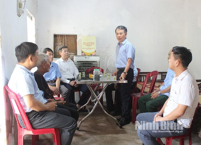 Đồng chí Bùi Hoàng Hà, Ủy viên Ban Thường vụ Tỉnh ủy, Phó Chủ tịch Thường trực HĐND tỉnhthăm, động viên gia đình bệnh binh Vũ Văn Ngọc, ở thôn Khuân Cường.