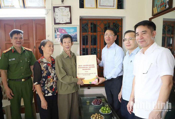 Đồng chí Trần Song Tùng, Ủy viên Ban Thường vụ Tỉnh ủy, Phó Chủ tịch Thường trực UBND tỉnh và đoàn thăm, tặng quà thương, bệnh binh Phạm Minh Thông, ở thôn An Đổ, xã Bình Sơn. Ảnh: Nguyễn Oanh