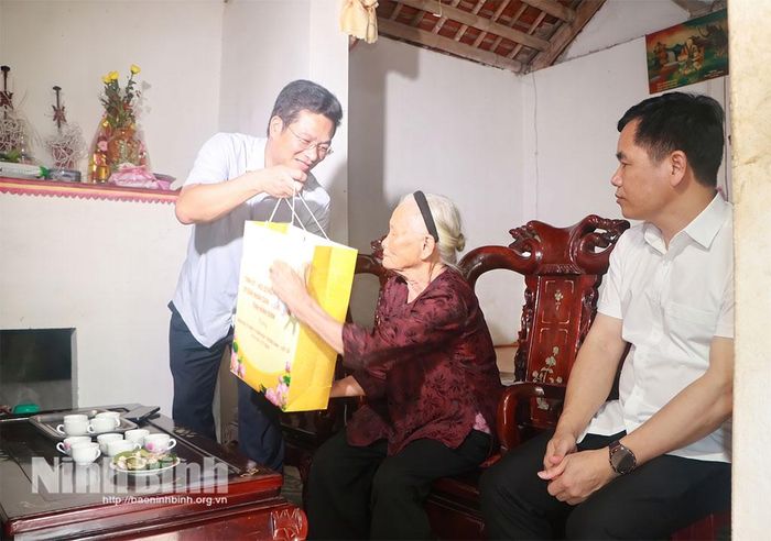 Đồng chí Trần Anh Dũng, Ủy viên Ban Thường vụ Tỉnh ủy, Phó Chủ tịch UBND tỉnh tặng quà cho gia đình bà Trần Thị Điền, ở tổ dân phố Từ Yên. Ảnh: Phùng Thống