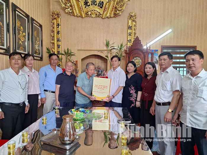Đồng chí Nguyễn Anh Chức, Ủy viên Ban Thường vụ Tỉnh ủy, Phó Chủ tịch UBND tỉnh và đoàn thăm, tặng quà gia đình bệnh binh Nguyễn Văn Toàn, ở thôn Vĩnh Tiên. Ảnh: Thành Trung