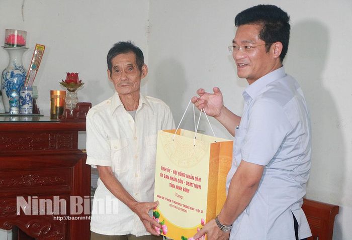 Đồng chí Trần Anh Dũng, Ủy viên Ban Thường vụ Tỉnh ủy, Phó Chủ tịch UBND tỉnh tặng quà cho gia đình bệnh binh Nguyễn Quốc Hội ở tổ dân phố Hòa Mạc. Ảnh: Phùng Thống