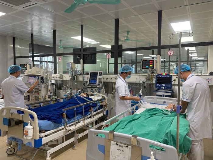 Chăm sóc, điều trị cho người bệnh tại Khoa Hồi sức tích cực-Phòng chống độc, Bệnh viện Đa khoa tỉnh Ninh Bình.
