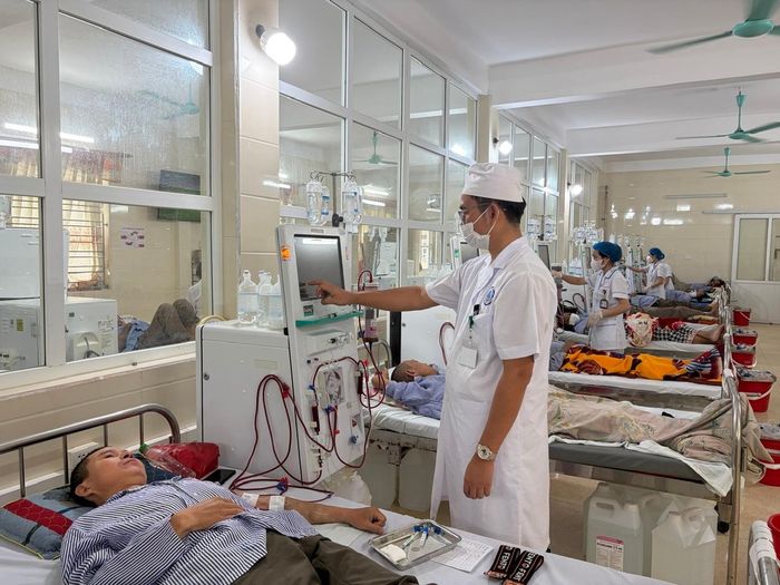 Chăm sóc người bệnh chạy thận nhân tạo tại Bệnh viện Đa khoa Vụ Bản.