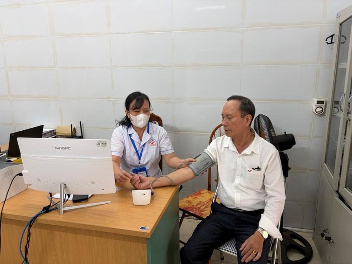 Người dân đến khám bệnh tại Trạm Y tế phường Hoa Lư.