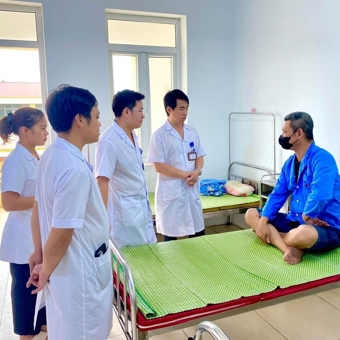 Lãnh đạo Bệnh viện Đa khoa Gia Viễn thăm hỏi bệnh nhân điều trị tại bệnh viện.