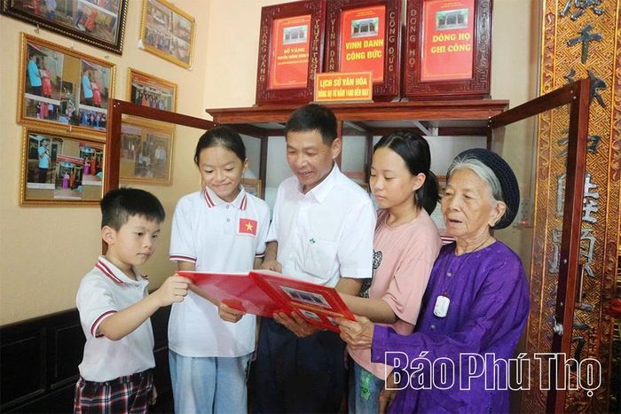 Ban Khuyến học dòng họ Nguyễn Đình ở xã Phùng Nguyên luôn nhắc nhở, giáo dục con cháu ghi nhớ truyền thống hiếu học của cha ông.