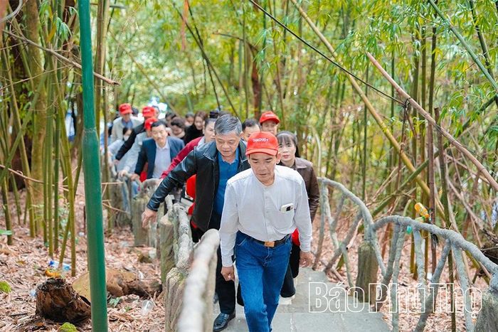 Con đường dẫn lên đền Mẫu là hơn 300 bậc đá uốn lượn theo sườn núi. Hai bên là những khóm trúc xanh cao vút, thân thẳng tắp như hàng quân danh dự đón khách hành hương.