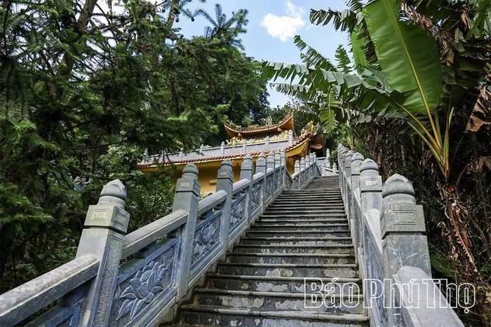 Để đến được chính điện, mọi người phải vượt qua gần 50m bậc đá dựng đứng. Quãng đường tuy không dài nhưng đủ để mỗi người cảm nhận rõ sự tĩnh tại khi từng bước chậm rãi hướng về cửa Phật.