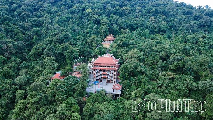 Điều làm nên sức hấp dẫn của quần thể đền Mẫu, chùa Vàng không chỉ là giá trị tín ngưỡng hay kiến trúc, mà còn bởi sự giao hòa gần như tuyệt đối giữa thiên nhiên và văn hóa.