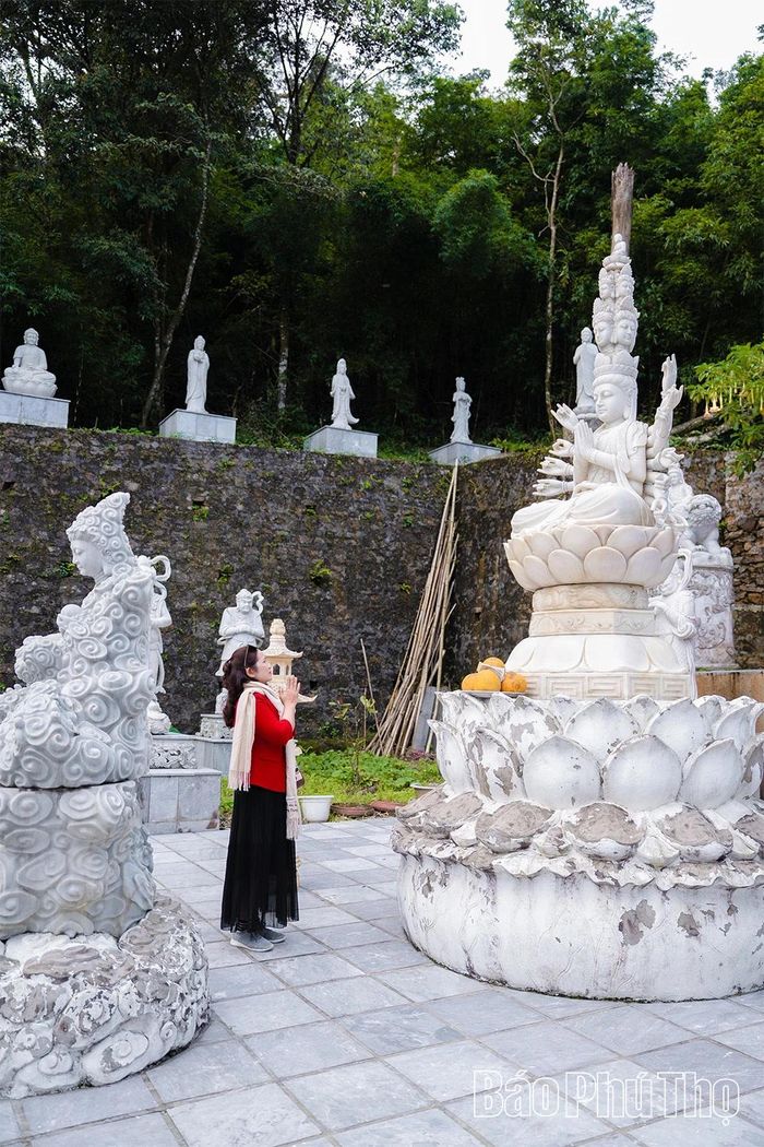 Phía sau cổng chùa là khoảng sân rộng, nơi trang nghiêm đặt nhiều pho tượng Phật bằng đá trắng mang những thần thái khác nhau, tạo nên một không gian thanh tịnh hiếm có.
