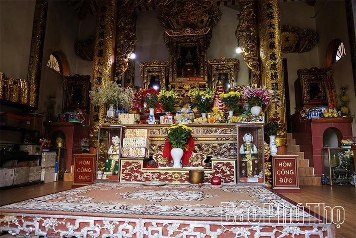 Theo truyền thuyết dân gian, Bà là con gái của Ngọc Hoàng, được giao cai quản núi rừng, che chở cho muôn loài và phù hộ con người có cuộc sống ấm no. 