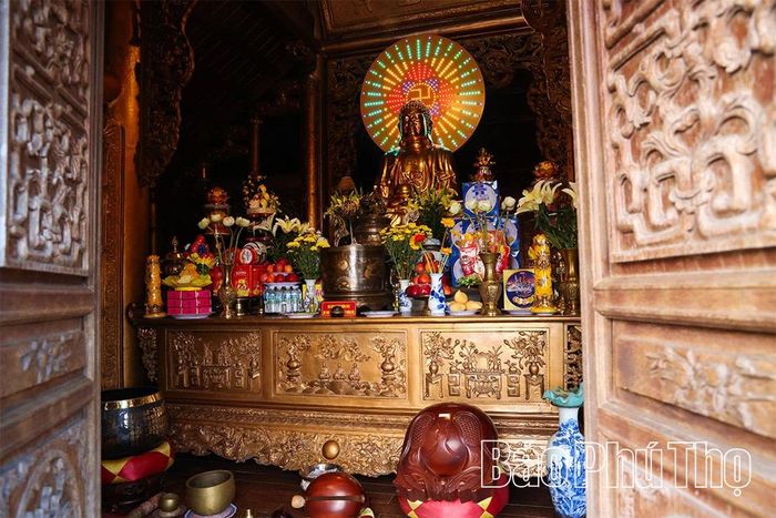 Tên gọi "chùa Vàng" bắt nguồn từ những bức bích họa cùng các họa tiết được thếp vàng bên trong chính điện.