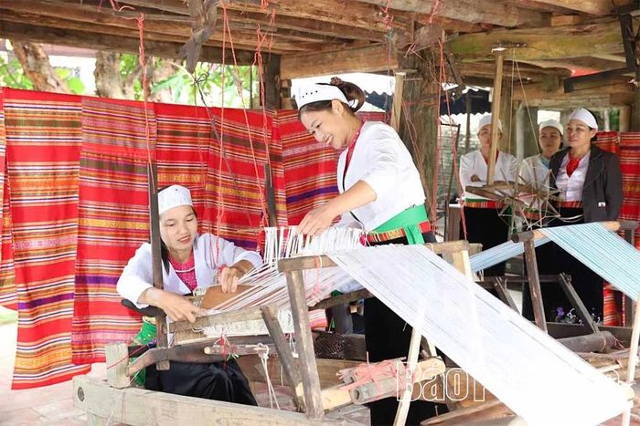 Ở Xuân Đài hiện có hàng trăm phụ nữ được truyền nghề, thành thạo dệt thổ cẩm.