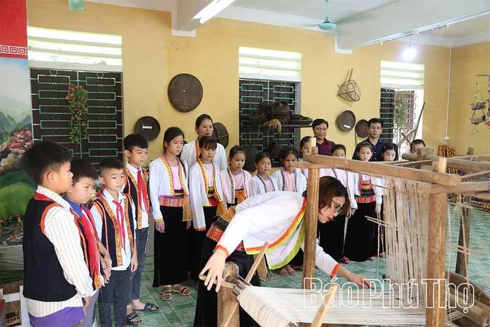 Học sinh Trường Tiểu học Tân Sơn trải nghiệm nghề dệt thổ cẩm.