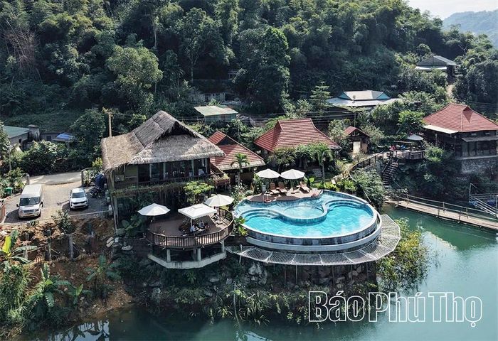 Nhiều du khách chọn Mít Retreat, xã Đà Bắc trên lòng hồ Hòa Bình là điểm tránh nóng mùa hè.