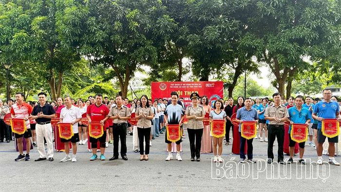 Ban tổ chức trao Cờ lưu niệm cho các đội tham gia thi đấu.