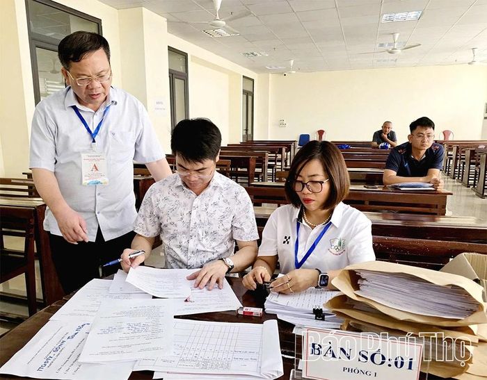 Lãnh đạo Sở Giáo dục và Đào tạo kiểm tra công tác thu hồ sơ.