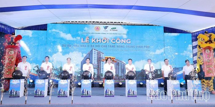 Các đại biểu thực hiện nghi lễ khởi công dự án.