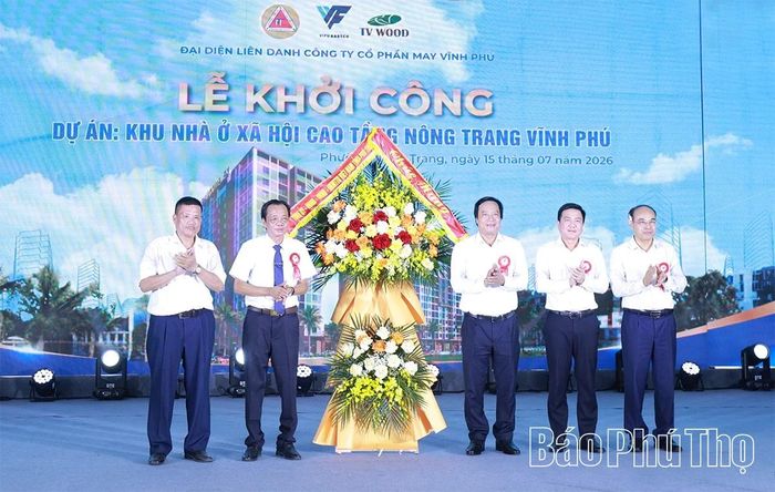Các đồng chí lãnh đạo tỉnh tặng hoa chúc mừng chủ đầu tư.