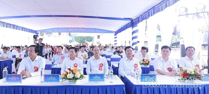 Các đại biểu dự lễ khởi công.