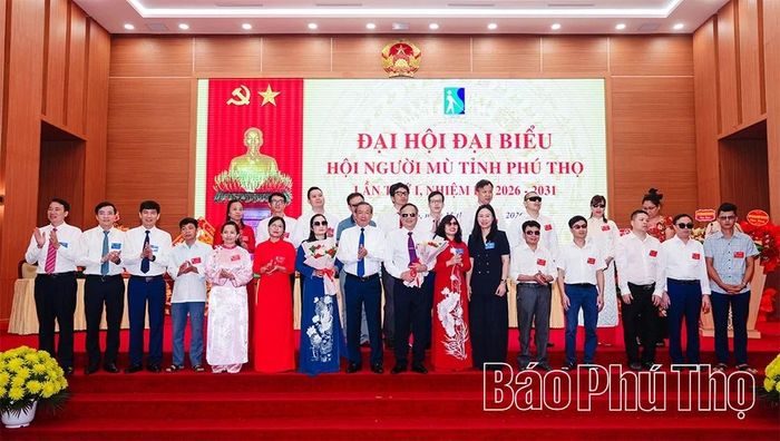Đồng chí Phó Chủ tịch Thường trực Ủy ban MTTQ tỉnh Đinh Công Thực và lãnh đạo các sở, ngành tặng hoa chúc mừng Ban Chấp hành Hội Người mù tỉnh nhiệm kỳ 2026-2031.